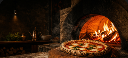 Holzofen mit Flammen und frischer Pizza