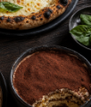 Tiramisu im dunklen Geschirr
